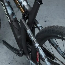 Dyedbro Kit De Protection Du Cadre - Camo White - Gloss -Vélos Soldes CAMO WHITE 5 WEB c3477f8c 58a6 4c35 bbc5 a3f953c9cfe2 1024x1024 2x