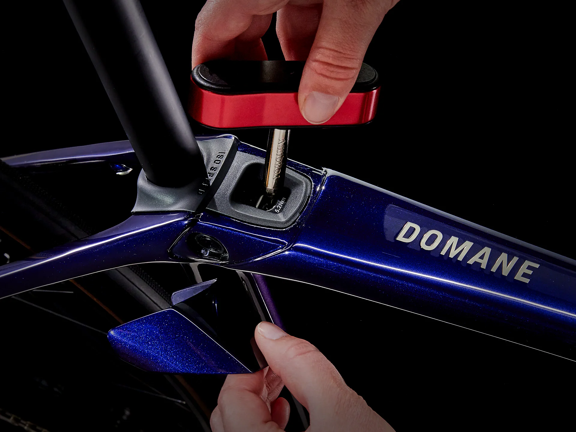 Trek Domane SL 6 ETap Gen 4 Deep Dark Blue 9 Trek Domane SL 6 ETap Gen 4 Deep Dark Blue – Image 9