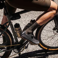 Quoc Gran Tourer II Gravel Shoe - Gomme Noire -Vélos Soldes QUOC Gran Tourer II Black Gum Gravel Cycling Shoe Lifestyle 2 1100x