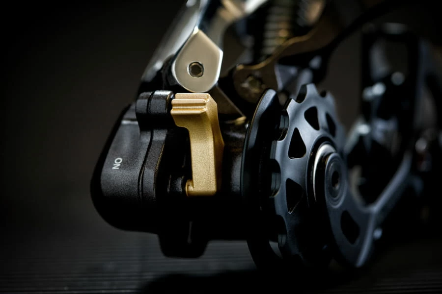 Shimano Dérailleur Arrière SAINT Shadow Plus RD-M820 SS 10 Vitesses 4 Shimano Dérailleur Arrière SAINT Shadow Plus RD-M820 SS 10 Vitesses – Image 4